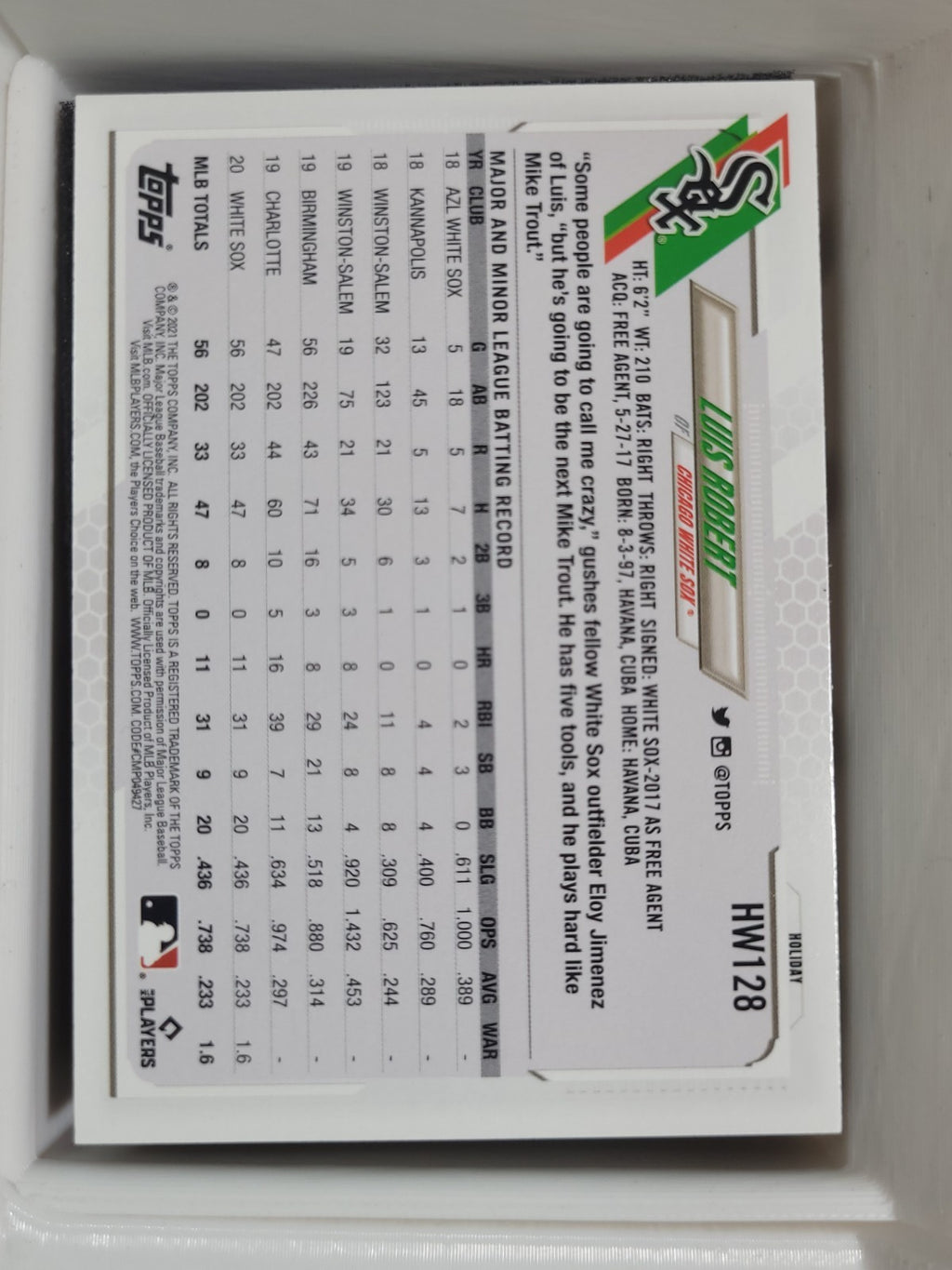 2021 Topps Holiday - SP Rare Variation Luis Robert #HW128 Holding Gifts in Arms